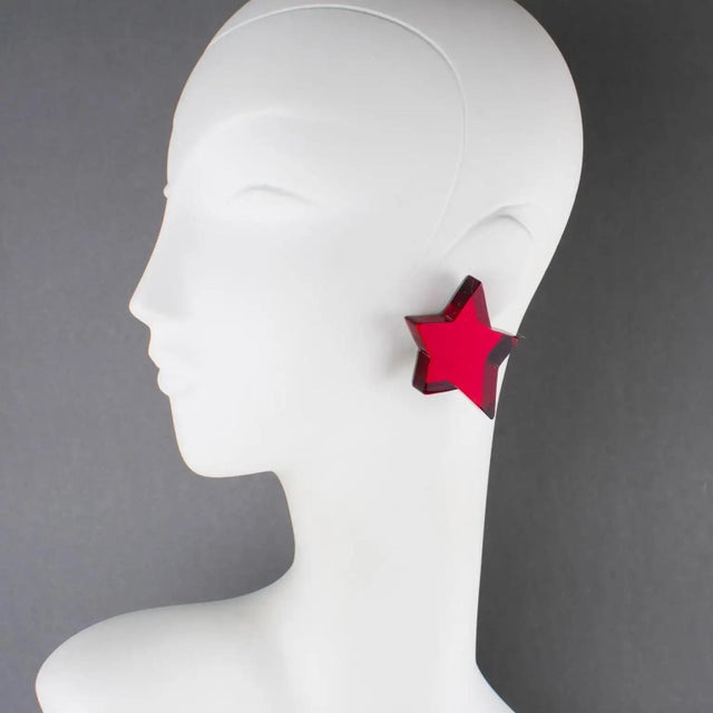 Harriet Bauknight for Kaso designed those stunning oversized acrylic Lucite clip-on earrings. The star shape features a...