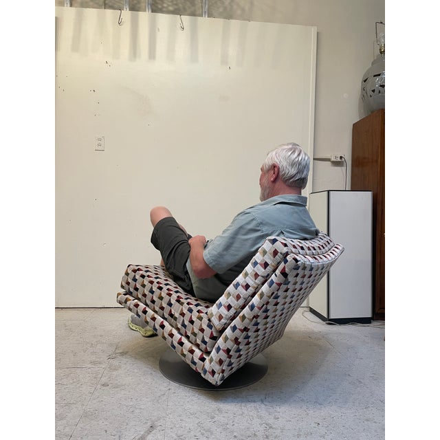 Mid-Century Modern Pair of Armless Swivel Lounge Chairs Attributed to Milo Baughman for Thayer Coggin For Sale - Image 3 of 9