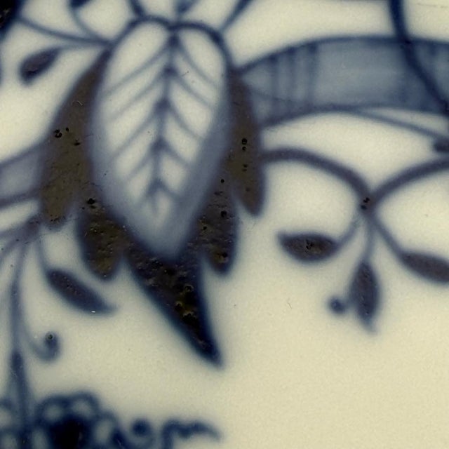 Antique Porcelain Zwiebelmuster Ceremonial Bowl with Knauf-Schwerts Mark from Meissen, 1850-1910 For Sale - Image 5 of 15