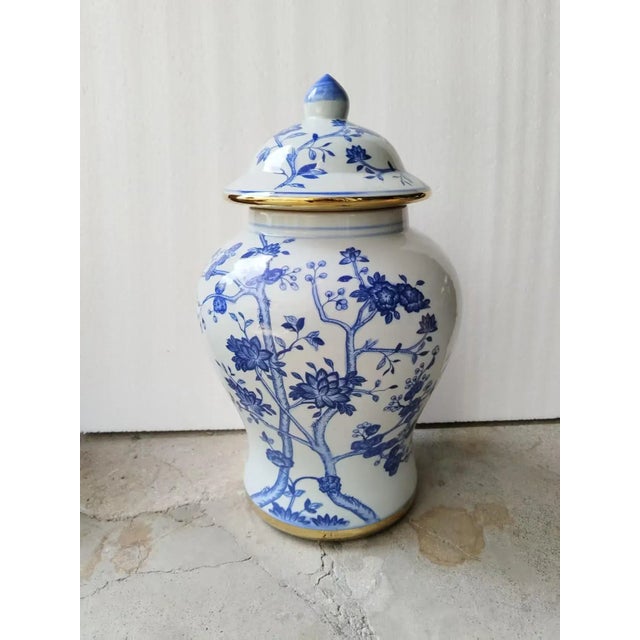 Chinese 1990s Floral Tree Pair of Ginger Jars in Blue/White Porcelain With Gold Rim For Sale - Image 3 of 4