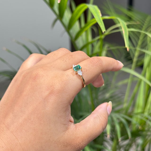 VRJewels 14k Gold Three-Stone Natural Emerald Pear Diamond Ring Size 8 For Sale - Image 9 of 18