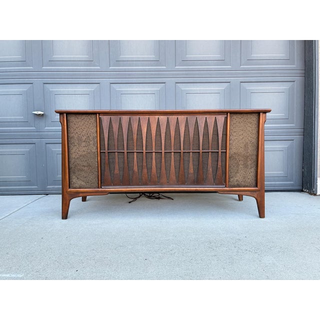 PLEASE READ ENTIRE DESCRIPTION BEFORE PURCHASING. This beautiful Mid Century console by RCA Victor / Victrola features...