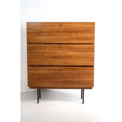 High cabinet with 3 doors in teak veneer. The inside of this cabinet is made of a lighter veneer. Some traces of use but...