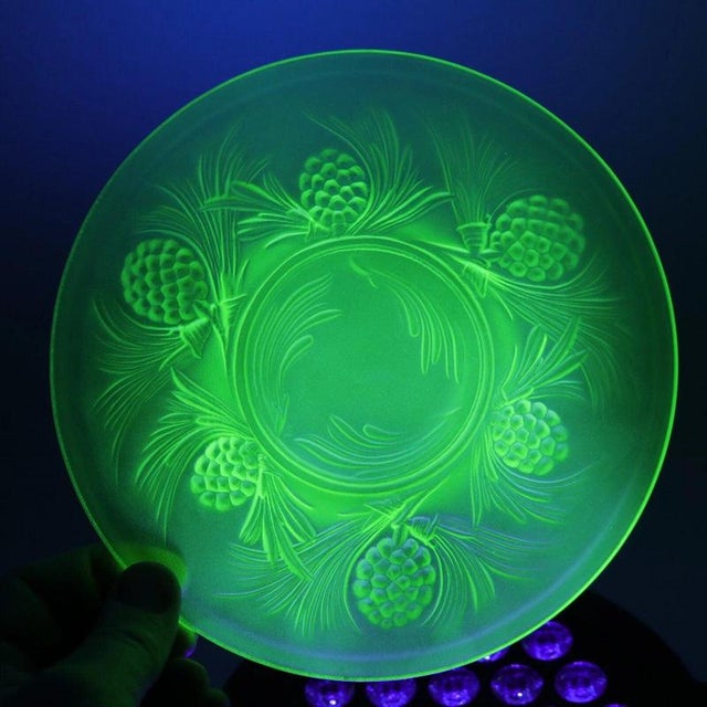 Art Deco Jobling Jade Green Fircone Uranium Glass Plates, 1930s, Set of 6 For Sale - Image 3 of 13
