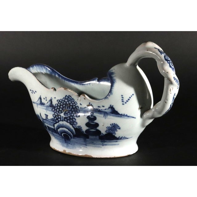 Chinoiserie Mid 18th Century English Delftware Blue and White Chinoiserie Sauce Boat For Sale - Image 3 of 10