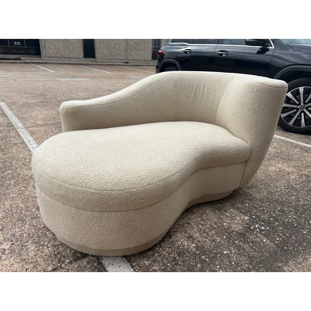 Post-Modern Chaise Longue By Vladimir Kagan For Weiman. This stunning postmodern chaise made by Weiman and was inspired by...
