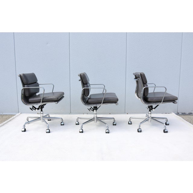 Mid-Century Distressed Gray Leather Eames Soft Pad Management Chair by Herman Miller For Sale - Image 10 of 18