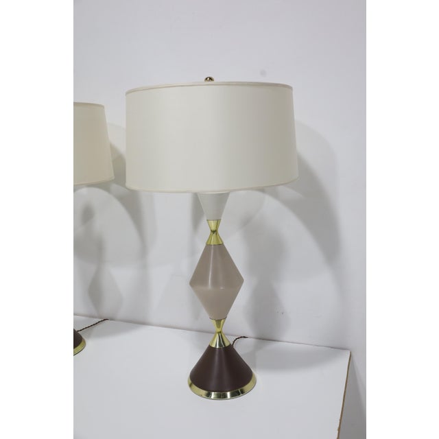 Mid-Century Modern Gerald Thurston for Lightolier Hourglass Porcelain and Brass Table Lamps For Sale - Image 3 of 6