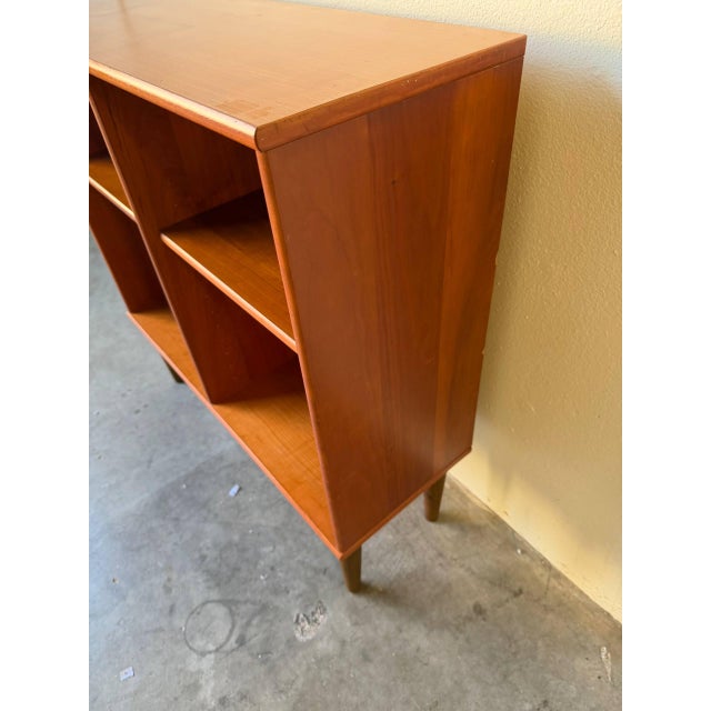 Mid Century Danish Teak Bookcase – Vintage Scandinavian Open Shelf Cabinet – Small MCM Display Storage For Sale In Los Angeles - Image 6 of 9