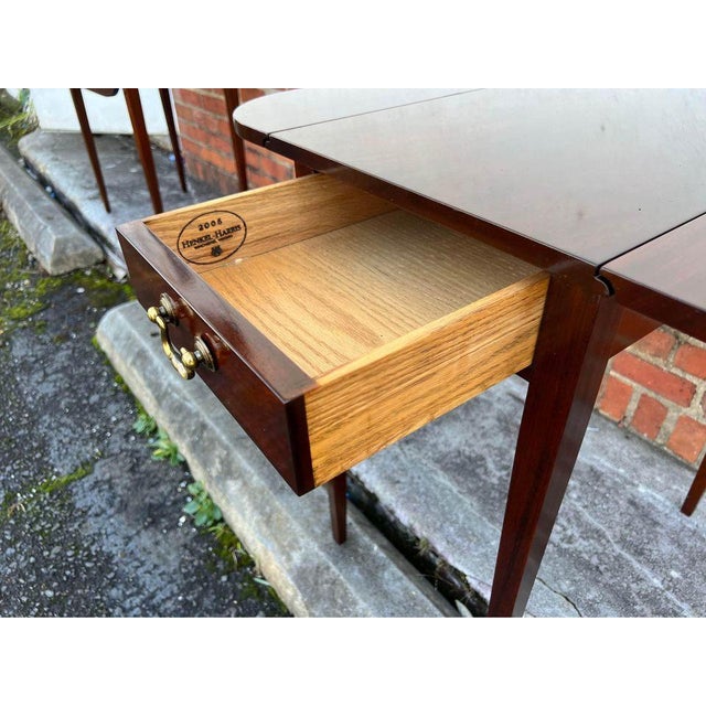 2000 - 2009 Henkel Harris Pair of Federal Style Mahogany Pembroke Drop-Leaf Side Tables For Sale - Image 5 of 12
