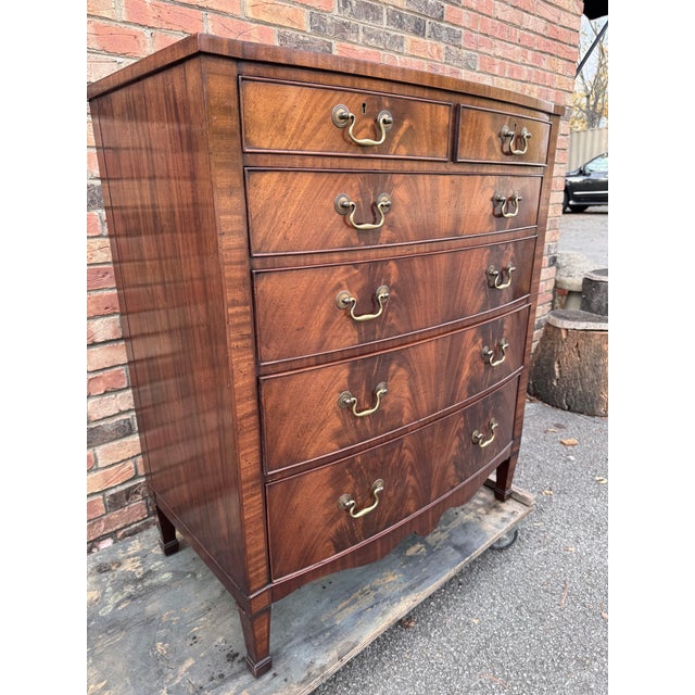 Early 19th Century English Bow Front Chest For Sale - Image 4 of 12