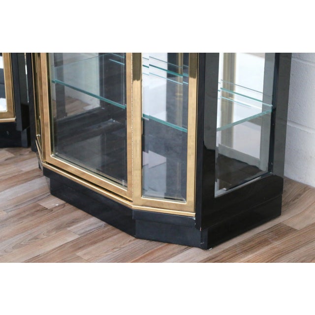 Pair of Mid-Century Modern Henredon Black Lacquer & Brass Glass Display Cabinets With Lighting For Sale - Image 10 of 18
