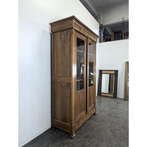 Louis Philippe Glass-Fronted Bookcase in Walnut, in Very Good conditions.