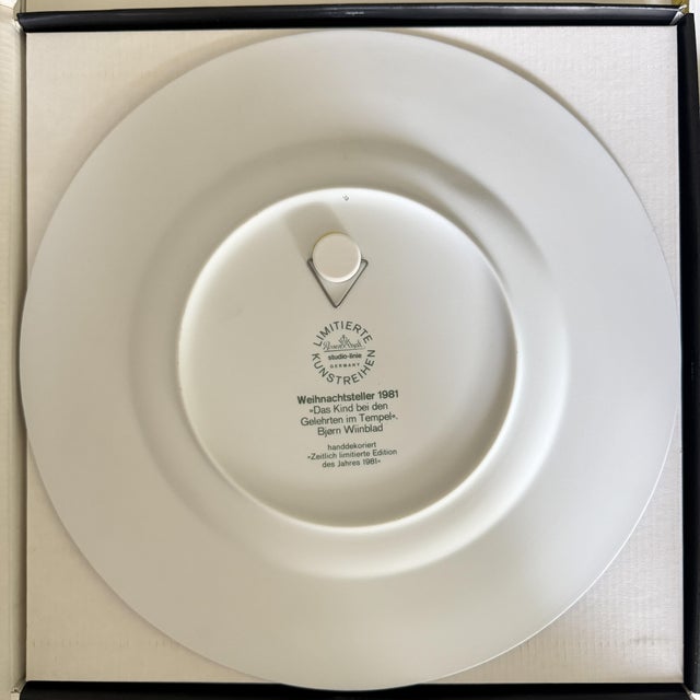 Modern Porcelain Christmas Plate of the Child with the Scholars in the Temple by Björn Wiinblad for Rosenthal Studio Line, Germany, 1981 For Sale - Image 3 of 8