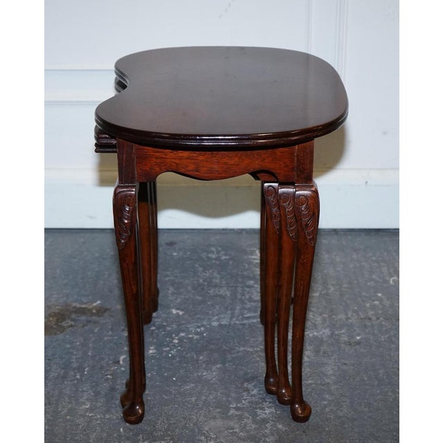 Vintage Kidney Shape Flamed Mahogany Nest of Three Tables with Queen Anne Legs, Set of 3 For Sale - Image 4 of 15