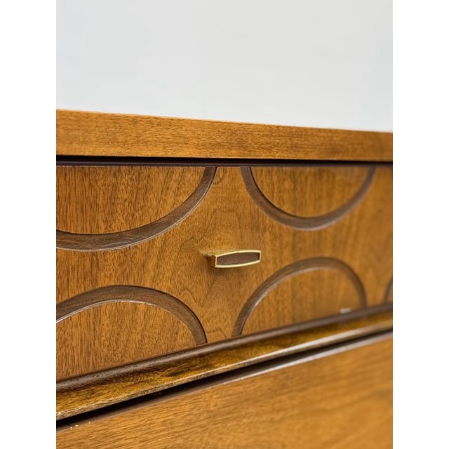 Vintage MCM Bassett Style Nine Drawer Dresser With Wood Inlays Collectable Retro For Sale - Image 9 of 18