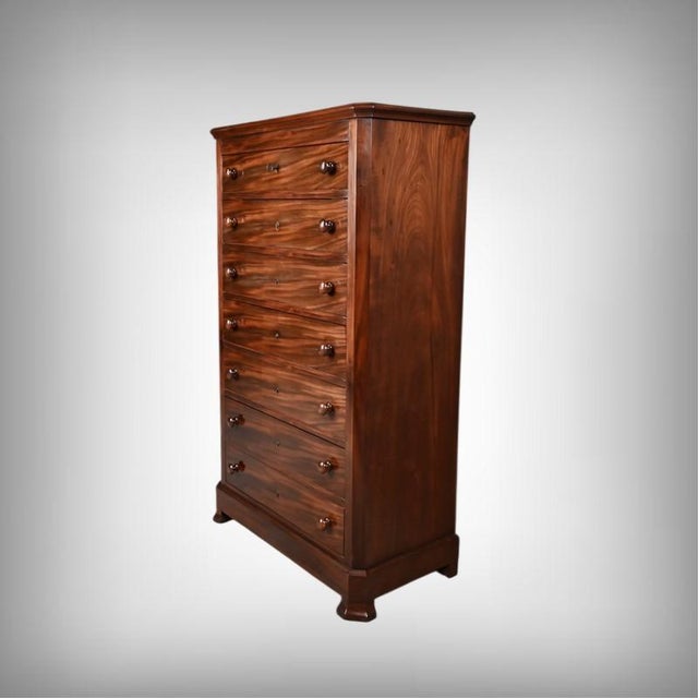 This superb mahogany and mahogany veneer chest of drawers captivates with the timeless elegance of its design and the...