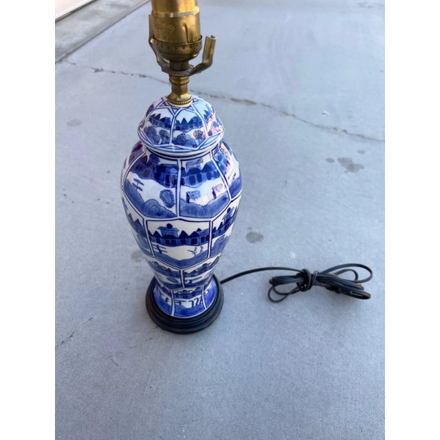 Chinoiserie Vintage Asian Blue/White Ginger Jar Table Lamp With Shade For Sale - Image 3 of 9