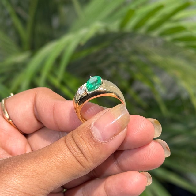 Chunky 18k Gold Emerald Diamond Contemporary Cocktail Ring Size 7 For Sale In New York - Image 6 of 17