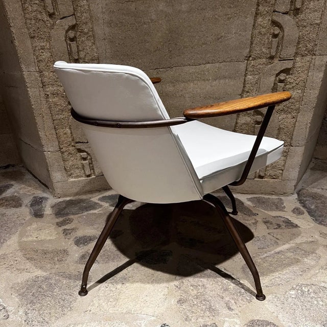 1959 Style Viko Baumritter Atomic Ranch White Swivel Armchair For Sale In San Diego - Image 6 of 12