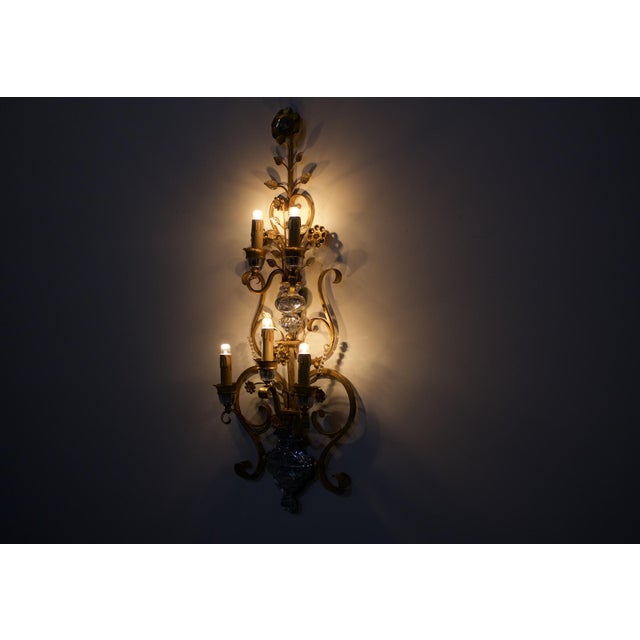 Important Florentine wall lamp in wrought iron, gilded with a sheet, 5 arms of light and decorated with elements cut in...