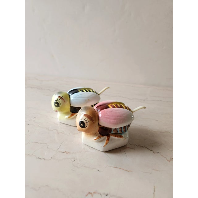 White 1950s Japanese Bumble Bee Honey Pots Hand Painted Condiment Jar Set For Sale - Image 8 of 9