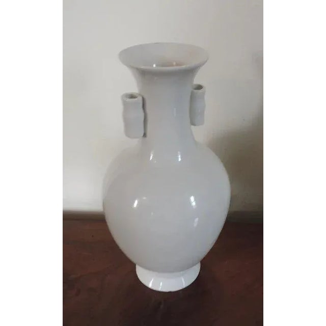 Mid 20th Century Vintage Chinese Porcelain Vase in White Blanc de Chine Glaze Art Deco Taste For Sale - Image 5 of 10
