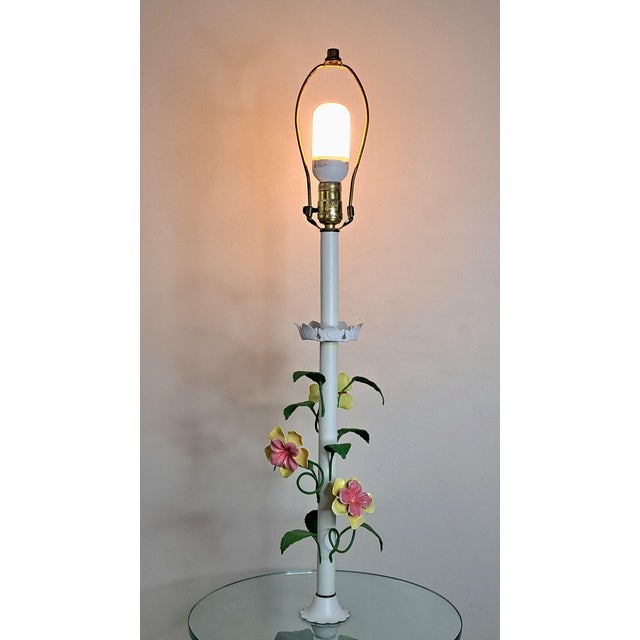 1950s Vintage Hand-Painted Floral Tole Floor Lamp With Glass Table, Hollywood Regency For Sale - Image 5 of 15