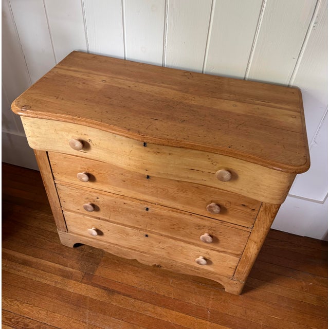 Early 19th Century American Scrubbed Pine Chest of Drawers For Sale - Image 4 of 11