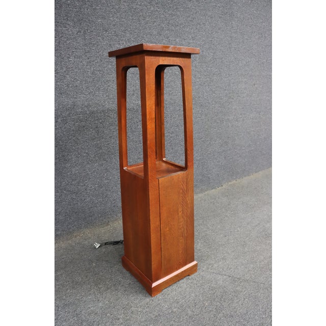 Late 20th Century Stickley Quarter Sawn Oak Lighted Display Pedestal Cabinet For Sale - Image 5 of 14