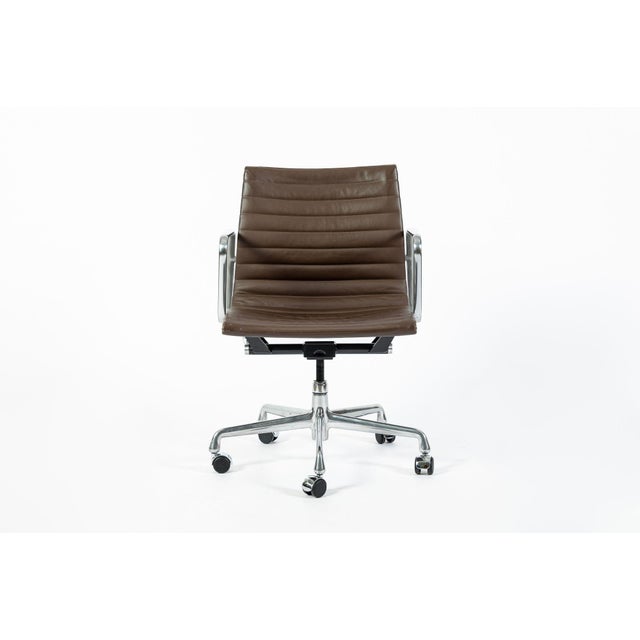Set of 4 Eames Herman Miller Office Chairs, Brown Leather Thin Pad Aluminum Group For Sale - Image 10 of 18