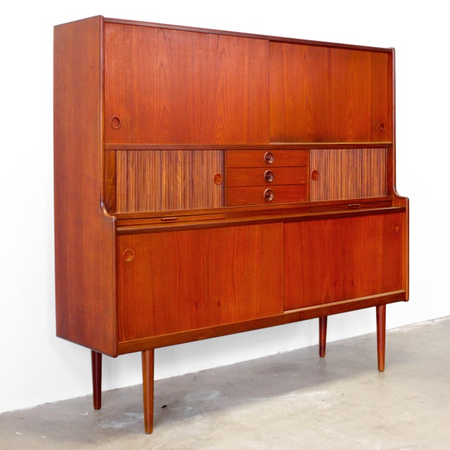 Johannes Andersen 1950s J. Skaaning & Søn Møbelfabrik Teak Highboard Designed by Johannes Andersen For Sale - Image 4 of 9