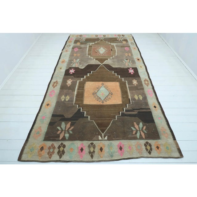 This Beutiful Vintage Turkish Kilim Rug from easthern of Turkey Kars nomad's weaving. Weaved by turkish kilim tecnique,...