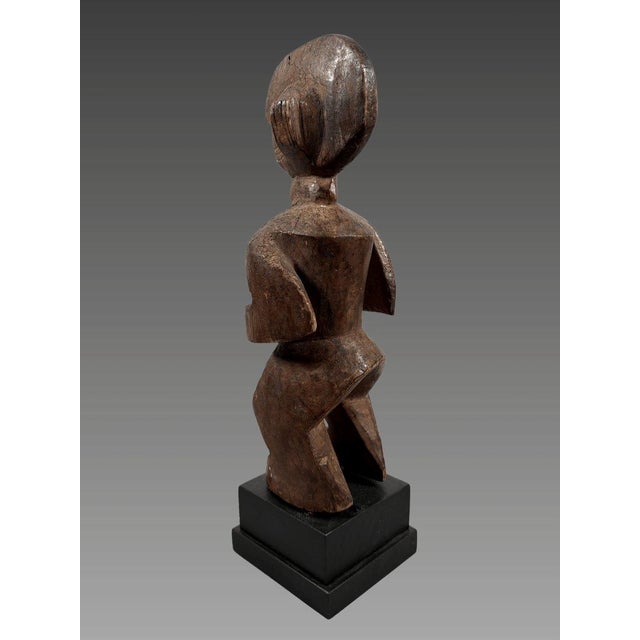 MUMUYÉ, NIGERIA. Ancient magical statue of anthropomorphic male standing form. Note the classical structure of the...