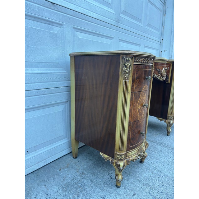 French Provincial Mid 20th Century French Provincial Vanity Desk | Hollywood Regency Burl Walnut Marquetry & Gilt Bombe Dressing Table For Sale - Image 3 of 12