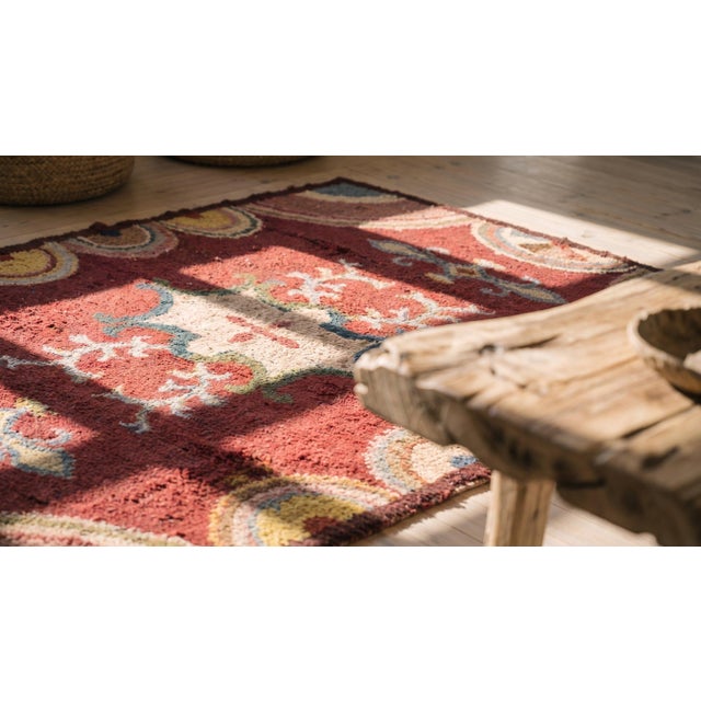 1920s Red Floral Folk Art Antique American Hooked Rug 2'6" X 4'6" Knotted Wool Carpet For Sale In New York - Image 6 of 8