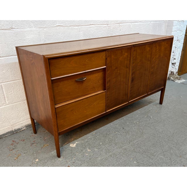 Mid 20th Century Barney Flagg for Drexel Parallel Mid-Century Walnut Credenza For Sale In New York - Image 6 of 16