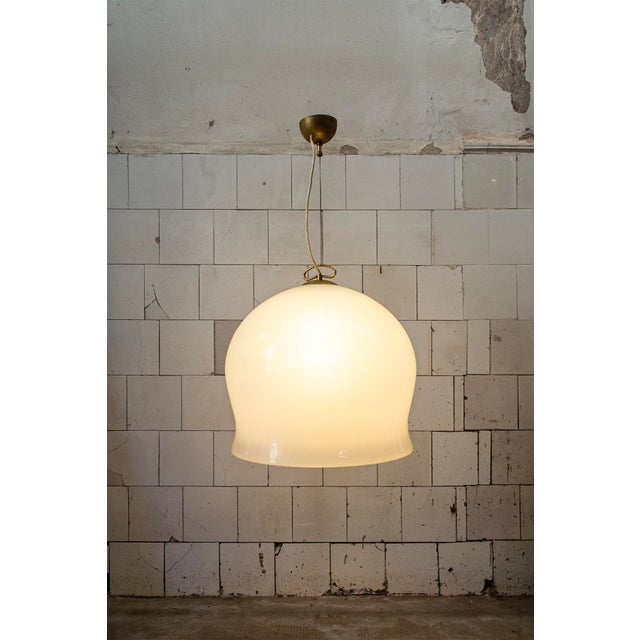 Pendant lamp in Murano milk glass, brass details. Made in Italy 1970s Up to 250V (Europe/UK Standard).The wiring of this...