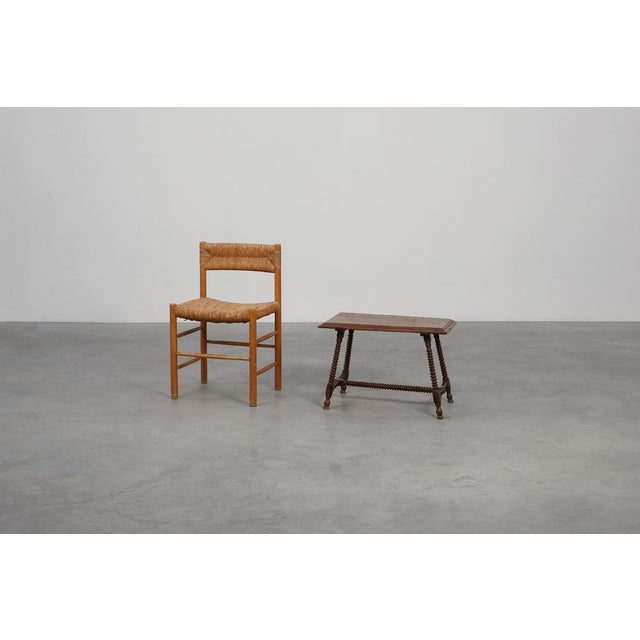 A robust and characterful example of early Spanish craftsmanship, this 17th-century side table in solid oak embodies the...