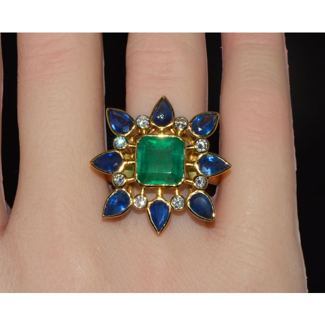 Mid-Century Modern Late 20th Century Gia Certified 8.20Cts Emerald Sapphire & Diamond 18k Gold Cocktail Ring, Size 6.75 For Sale - Image 3 of 15