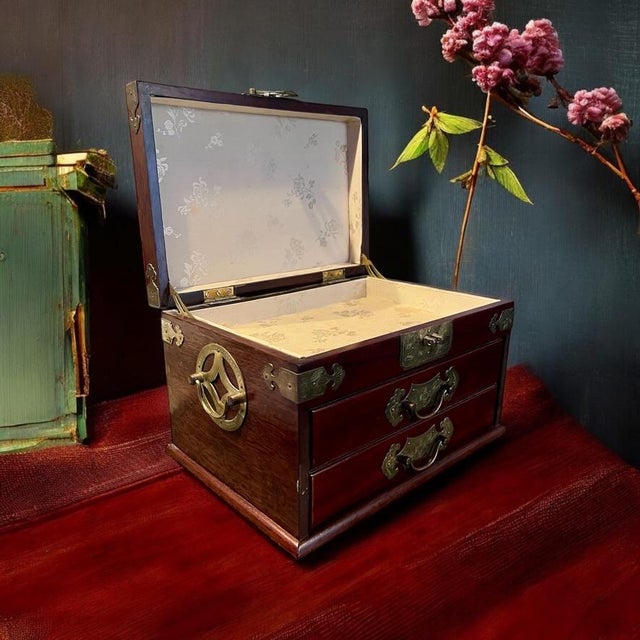 Vintage Chinese Chinoiserie Oriental Rosewood & Brass Jewelry Box, Silk Lining For Sale - Image 4 of 10