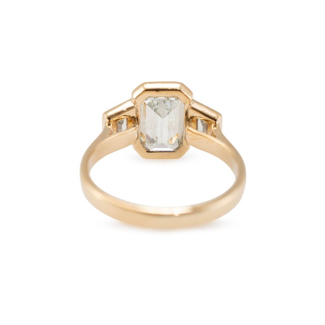 Early 21st Century 14k Yellow Gold 3.49ctw Emerald Trapezoid Lab Grown Diamond Engagement Ring, Size 8 For Sale - Image 5 of 10
