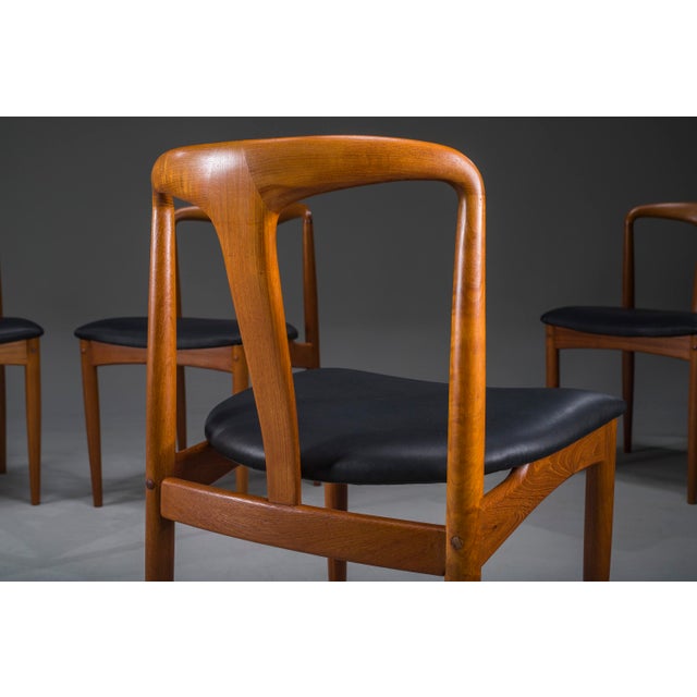 Juliane Dining Chairs in Teak and Black Leather by Johannes Andersen for Uldum Møbelfabrik, Denmark, 1960s, Set of 6 For Sale - Image 17 of 18