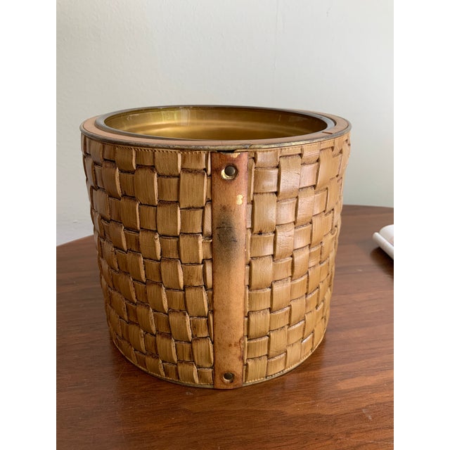 Vintage Mid Century Modern Woven Ice Bucket With Glass Liner & Brass Finish Lid. For Palm Beach Regency, British Colonial & Natural Decor. Heavy Pc. For Sale - Image 10 of 11