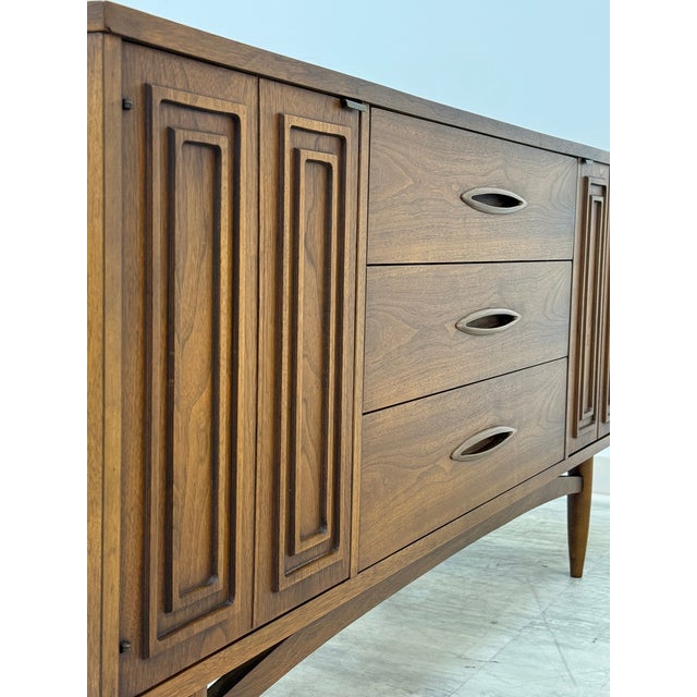 Brown Broyhill Sculptra Mid-Century Modern Walnut Credenza Lower Height / Tv Stand For Sale - Image 8 of 11