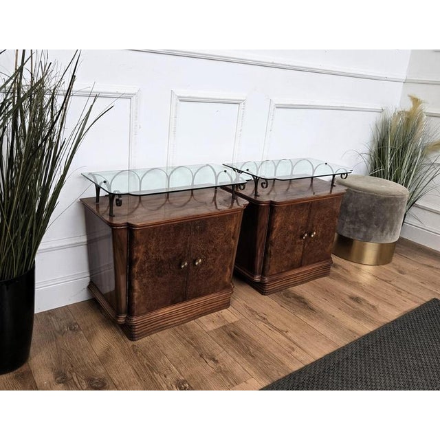 1950s Mid-Century Italian Art Deco Style Walnut Bedside Tables with Glass Tops, 1950s, Set of 2 For Sale - Image 5 of 10