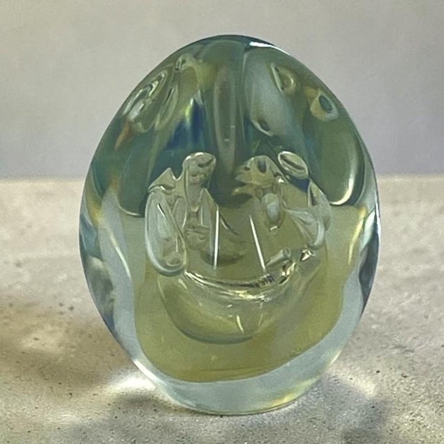 1990s Robert Eickholt Egg Paperweight 3-Sided Opalescent Glows 4.5” Vintage Signed For Sale - Image 18 of 18
