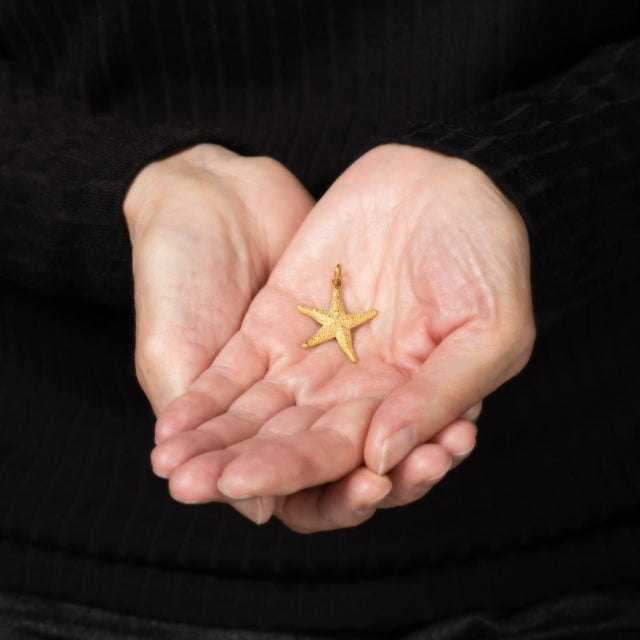 Modern Vintage Starfish Charm 18k Yellow Gold Pendant Estate Fine Ocean Jewelry For Sale - Image 3 of 3