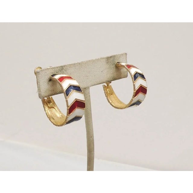 Mid-Century Modern Vintage 1960s Unsigned Red White & Blue Chevron Enamel Hoop Clip Earrings - 2 Pieces For Sale - Image 3 of 6