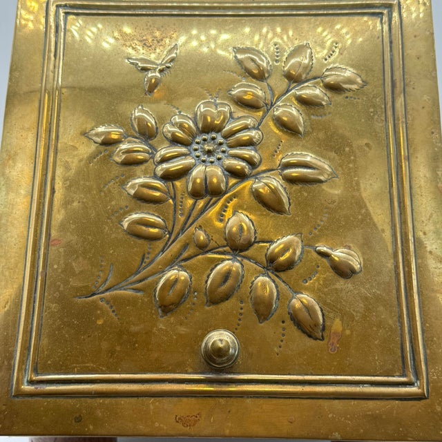 Mid 19th Century Antique Brass Coal Scuttle Fireplace Hod With Embossed Floral & Bee, C. 1890–1920 For Sale - Image 5 of 9